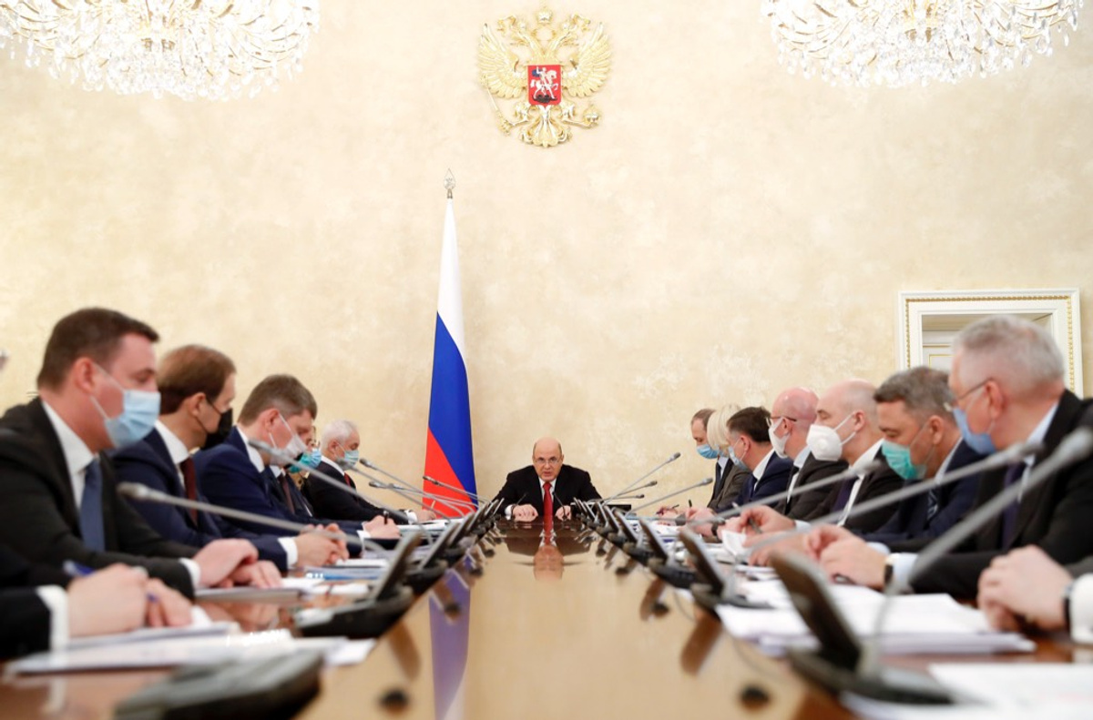 Массовое сокращение: как Россия избавляется от чиновников