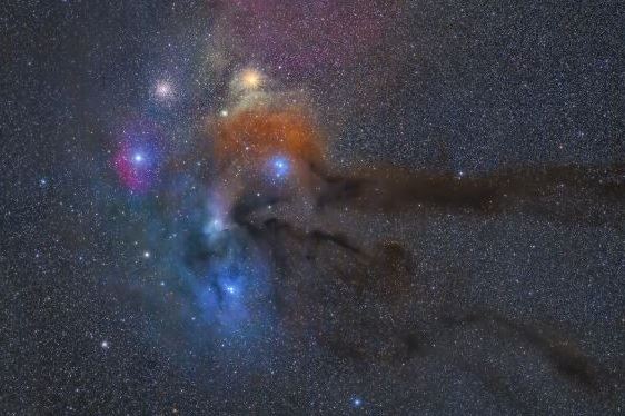 Красочные космические облака Ро Офиучи сверкают на звездном снимке глубокого космоса