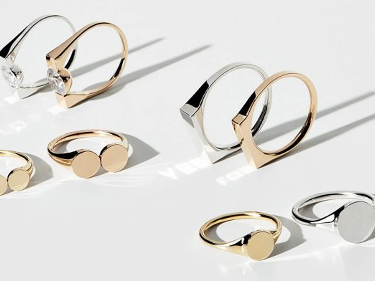 Бренд «the rayy» выпустил украшения со скрытой функцией «светового послания»