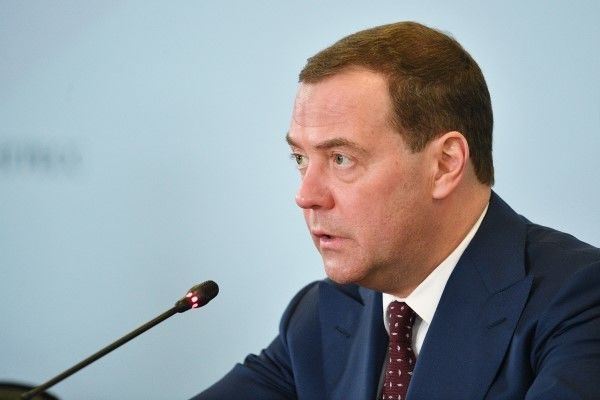 Медведев похвалил российских оружейников за создание военной техники, превосходящей зарубежные аналогии