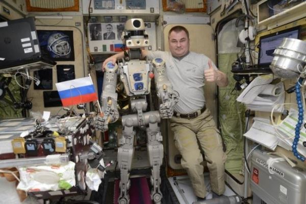 Человекоподобный робот в космосе на МКС